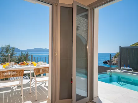 Ionian-Kefalonia-Assos-Rockshore-Villa-5a