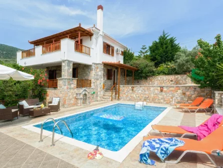 Karnagio beach villa 3